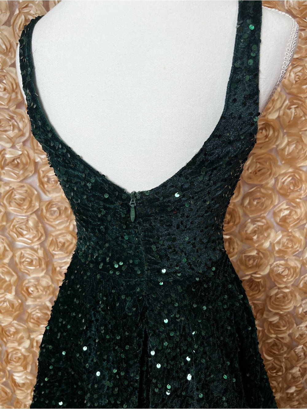 Elegant Green Sequin Square-Neck Evening Dress - Picture 3 of 4